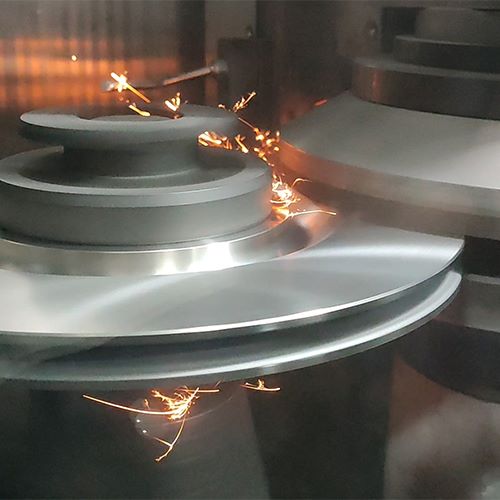 碳陶盘磨床焕新亮相：为碳陶刹车盘制造带来更高精度与自动化升级