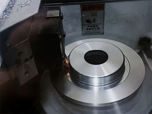 刹车盘加工硬核现场：LYV-500立车八工位刀塔精车刹车盘外侧面